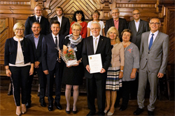 Verleihung des Goldenen Ehrenzeichens an Dr. Robert Mayrhofer
